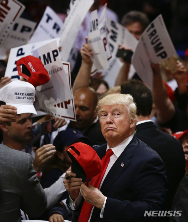 【코스타메사( 미 캘리포니아주)=AP/뉴시스】 도널드 트럼프 미국 대통령이 지난 6일 캘리포니아주 코스타 메사에서 열린 공화당 집회를 앞두고 환영 인파에 둘러싸여 있다. 2019.09.27.