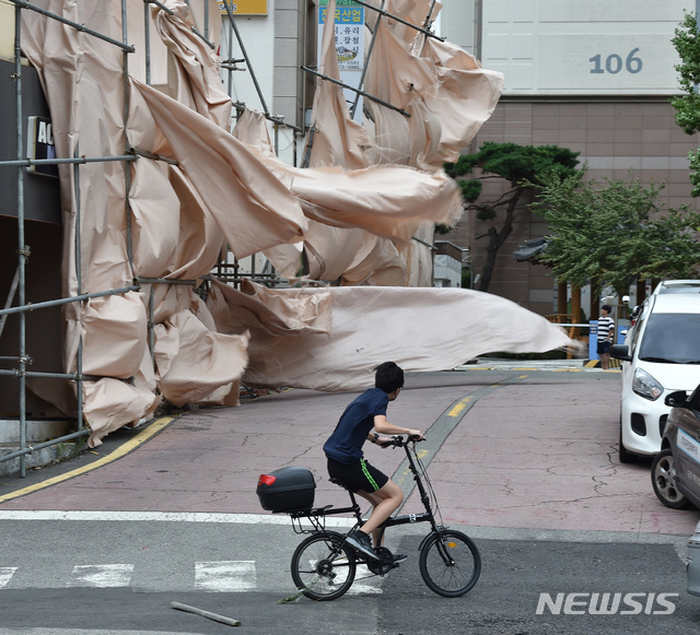 【수원=뉴시스】 김종택 기자 = 제13호 태풍 '링링'이 수도권으로 북상하면서 태풍경보가 발효된 7일 오후 경기 수원시 팔달구 인계동에서 재개발 공시장에 설치된 가림막이 강풍에 휘날리고 있다. 2019.09.07.semail3778@naver.com