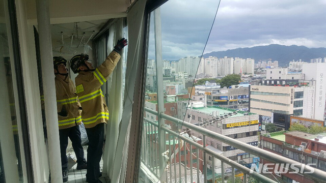 【서울=뉴시스】 고범준 기자 = 제13호 태풍 '링링' 북상으로 강한 바람이 불고 있는 7일 오후 서울 송파소방서 대원들이 관내에서 태풍으로 깨진 창문을 치우고 있다. 2019.09.07. (사진=송파소방서 제공) photo@newsis.com