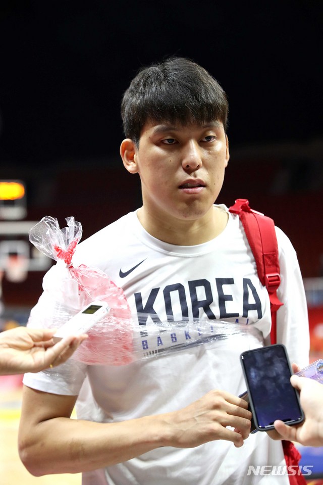 【광저우(중국)=뉴시스】김선웅 기자 = 대한민국 농구대표팀 최준용이 2019 FIBA 농구월드컵 순위결정전(17~32위) 코트디부아르와의 경기를 하루 앞둔 7일 오후(현지시간) 중국 광저우체육관에서 훈련을 마친 후 인터뷰를 하고 있다. 2019.09.07.   mangusta@newsis.com