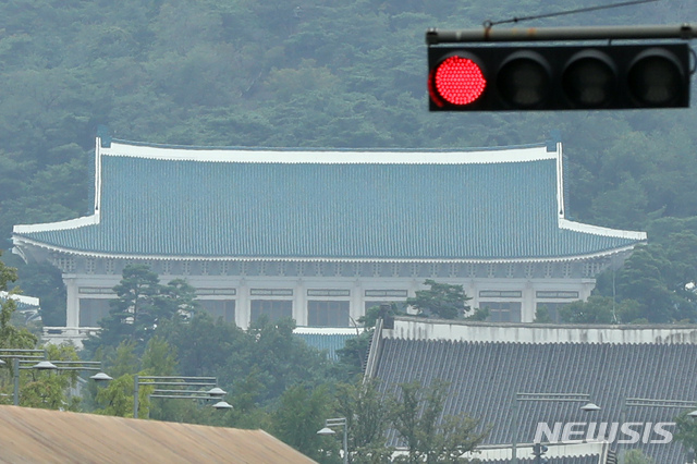 【서울=뉴시스】 이윤청 기자 = 8일 오후 서울 종로구 광화문광장에서 신호등 너머로 청와대가 보이고 있다. 이르면 8일 조국 법무부 장관 후보자의 임명이 유력하게 전망됐으나 문재인 대통령의 고민이 길어지고 있는 것으로 보인다. 청와대 핵심 관계자는 8일 춘추관에서 기자들과 만나 "대통령이 임명을 결정할 수 있는 시간은 어제부터 시작돼 모든 가능성이 열려 있지만 현재로서는 정해진 게 없다"고 말했다. 2019.09.08. radiohead@newsis.com