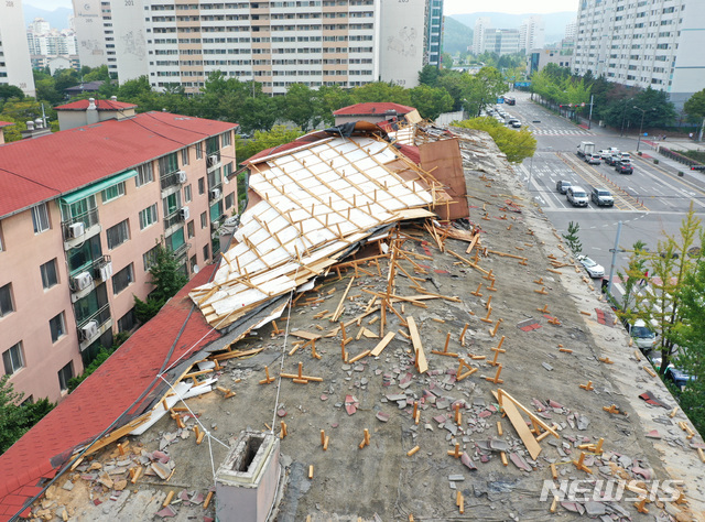 【안산=뉴시스】 김종택 기자 = 제13호 태풍 '링링'이 한반도를 강타하면서 지난 8일 경기 안산시 단원구 중앙동 한 빌라 지붕이 전날 불어닥친 강풍에 파손돼 있다. 2019.09.08.&nbsp; semail3778@naver.com