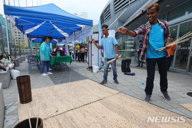 【서울=뉴시스】배훈식 기자 = 8일 오후 서울 중구 장충체육관에서 열린 2019 외국인근로자 한마당 외국인고용허가제 홍보 부스를 찾은 외국인 근로자들이 투호놀이 체험을 하고 있다. 2019.09.08. dahora83@newsis.com