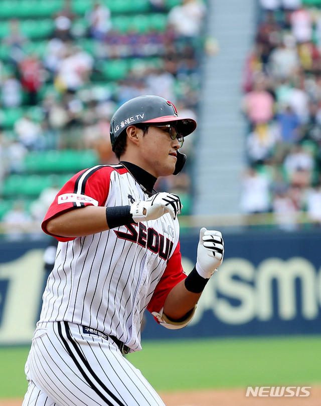 【서울=뉴시스】추상철 기자 =8일 오후 서울 송파구 잠실야구장에서 열린 2019 KBO리그 두산베어스와 LG트윈스의 경기. 3회말 2아웃 주자 1루 상황에서 LG 채은성이 역전 2점 홈런을 때린 후 베이스를 돌고 있다. 2019.09.08.&nbsp; scchoo@newsis.com