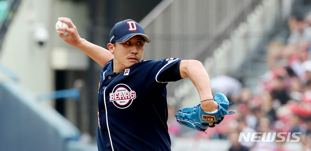 [서울=뉴시스] 추상철 기자 =8일 오후 서울 송파구 잠실야구장에서 열린 2019 KBO리그 두산베어스와 LG트윈스의 경기. 두산 선발투수 이용찬이 역투하고 있다. 2019.09.08. scchoo@newsis.com