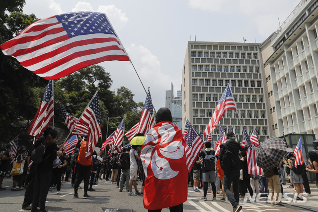 【홍콩=AP/뉴시스】8일(현지시간) 5대 요구사항을 요구하는 시위를 벌이는 홍콩 시위대가 미국 국기를 흔들며 행진하고 있다. 시위대는 전날 공항으로 가는 교통수단을 방해하려는 시도가 경찰에 의해 막힌 후 일요일 시위 운동에 대한 국제적인 지지를 얻기 위해 미국 총영사관으로 행진하고 있다. 2019.09.08.