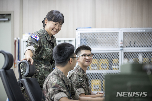 【서울=뉴시스】 육군 최초의 여군 해안경계부대 중대장이 탄생했다. 8일 육군에 따르면 정희경(30) 대위는 최근 39사단 고성대대 해안중대장으로 부임해 임무를 수행하고 있다. 2019.09.08. (사진=육군 제공) photo@newsis.com