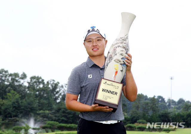 【서울=뉴시스】최진석 기자 = 8일 경기도 용인에 위치한 써닝포인트 컨트리클럽(파72/6,672야드)에서 열린 한국여자프로골프(KLPGA)투어 2019시즌 스물두 번째 대회인 ‘제9회 KG · 이데일리 레이디스 오픈 with KFC (총상금 6억 원, 우승상금 1억2천만 원)' 최종라운드에서 우승을 차지한 박교린이 트로피를 들고 기뻐하고 있다. 2019.09.08. (사진=KLPGA 제공) photo@newsis.com