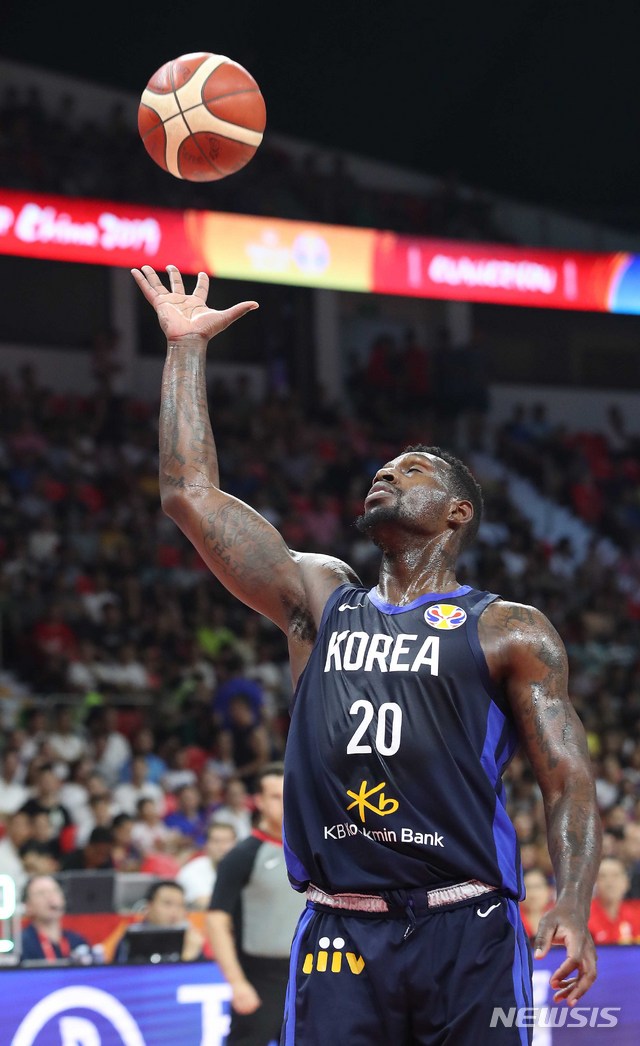 【광저우(중국)=뉴시스】김선웅 기자 = 8일 오후(현지시간) 중국 광저우체육관에서 열린 2019 FIBA 농구월드컵 순위결정전(17~32위) 대한민국과 코트디부아르의 경기, 라건아가 리바운드를 받아내고 있다. 2019.09.08. mangusta@newsis.com