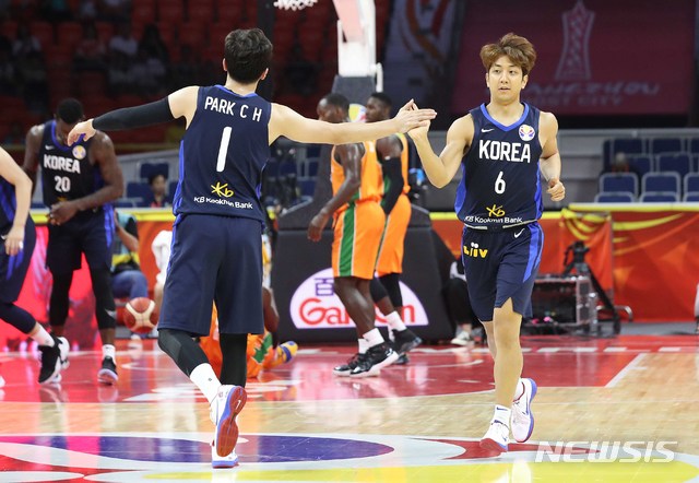【광저우(중국)=뉴시스】김선웅 기자 = 8일 오후(현지시간) 중국 광저우체육관에서 열린 2019 FIBA 농구월드컵 순위결정전(17~32위) 대한민국과 코트디부아르의 경기, 3점슛을 성공시킨 허훈이 박찬희와 기뻐하고 있다. 2019.09.08. mangusta@newsis.com