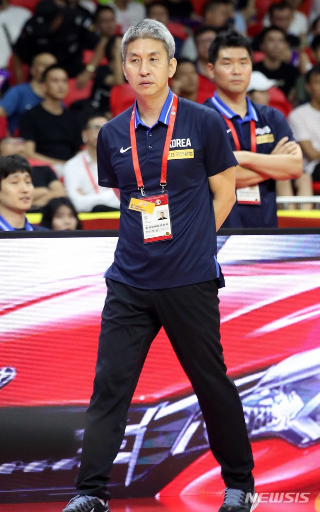 【광저우(중국)=뉴시스】김선웅 기자 = 8일 오후(현지시간) 중국 광저우체육관에서 열린 2019 FIBA 농구월드컵 순위결정전(17~32위) 대한민국과 코트디부아르의 경기, 대표팀 김상식 감독이 경기를 지켜보고 있다. 2019.09.08. mangusta@newsis.com