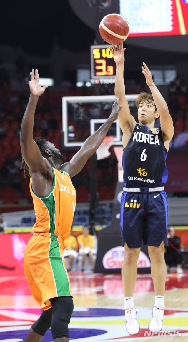 【광저우(중국)=뉴시스】김선웅 기자 = 8일 오후(현지시간) 중국 광저우체육관에서 열린 2019 FIBA 농구월드컵 순위결정전(17~32위) 대한민국과 코트디부아르의 경기, 허훈이 슛을 하고 있다. 2019.09.08. mangusta@newsis.com