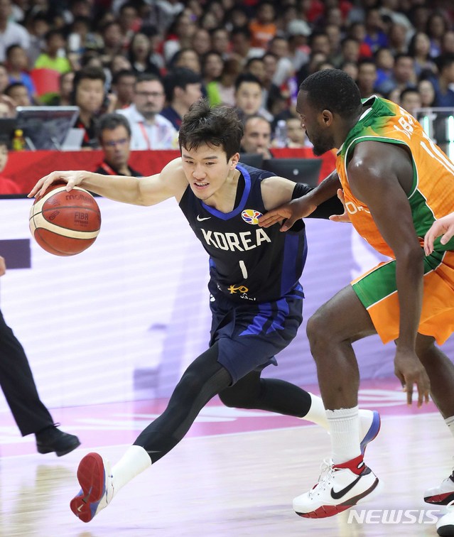 【광저우(중국)=뉴시스】김선웅 기자 = 8일 오후(현지시간) 중국 광저우체육관에서 열린 2019 FIBA 농구월드컵 순위결정전(17~32위) 대한민국과 코트디부아르의 경기, 박찬희가 돌파를 시도하고 있다. 2019.09.08. mangusta@newsis.com