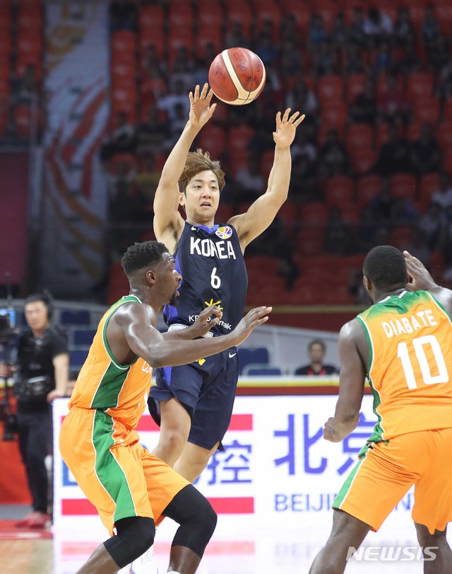 【광저우(중국)=뉴시스】김선웅 기자 = 8일 오후(현지시간) 중국 광저우체육관에서 열린 2019 FIBA 농구월드컵 순위결정전(17~32위) 대한민국과 코트디부아르의 경기, 허훈이 패스를 하고 있다. 2019.09.08.&nbsp;&nbsp; mangusta@newsis.com