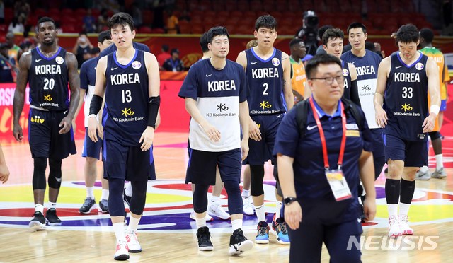 【광저우(중국)=뉴시스】김선웅 기자 = 8일 오후(현지시간) 중국 광저우체육관에서 열린 2019 FIBA 농구월드컵 순위결정전(17~32위) 대한민국과 코트디부아르의 경기, 80-71로 승리를 거둔 대한민국 선수들이 기뻐하고 있다. 2019.09.08. mangusta@newsis.com