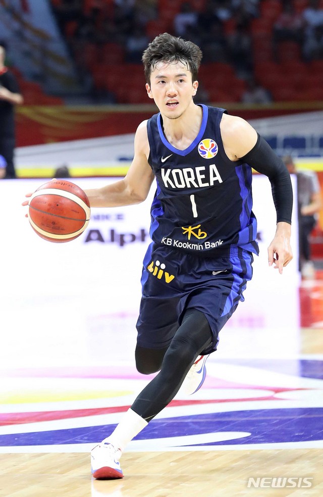 【광저우(중국)=뉴시스】김선웅 기자 = 8일 오후(현지시간) 중국 광저우체육관에서 열린 2019 FIBA 농구월드컵 순위결정전(17~32위) 대한민국과 코트디부아르의 경기, 박찬희가 골대를 향해 드리블을 하고 있다. 2019.09.08. mangusta@newsis.com