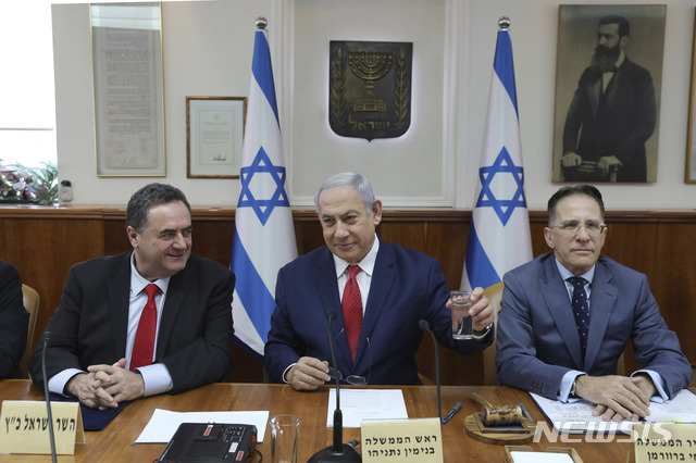 【예루살렘=AP/뉴시스】 베냐민 네타냐후 이스라엘 총리가 8일(현지시간) 주간 내각회의를 진행하고 있다. 그는 이날 회의에서 '보리스 존슨' 영국 총리를 만난 것을 언급하려다 고인이 된 러시아 초대 대통령 '보리스 옐친'을 입에 올렸다. 이스라엘 총리실은 그의 말실수를 편집해 '옐친' 발언 부분을 잘라냈다. 2019.9.9.