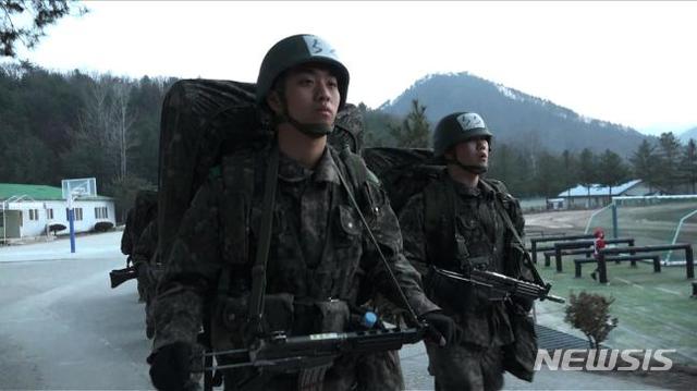 【서울=뉴시스】 행군하고 있는 육군 장병. (국방TV)