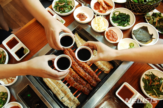 【고창=뉴시스】 이학권 기자 = 농림축산식품부에서 지역별 대표 음식거리 30곳에 전북에서는 유일하게 고창풍천장어거리가 선정됐다고 9일 밝혔다. 2019.09.09. (사진 = 고창군 제공) photo@newsis.com