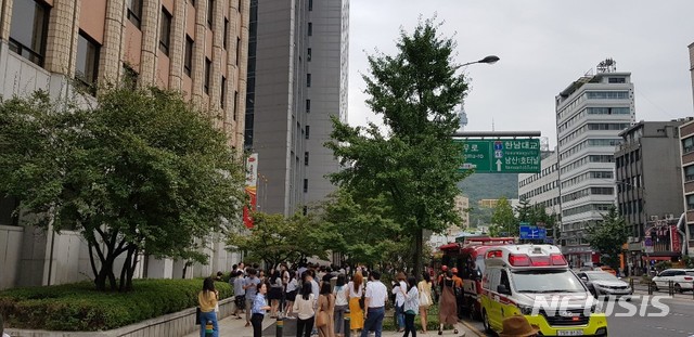 【서울=뉴시스】 9일 오후 서울 중구 충무로2가 한 빌딩이 흔들린다는 신고로 시민들이 대피하고 있다. (사진 = 독자 제공)