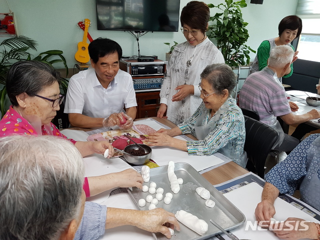 【경산=뉴시스】 강병서 기자=최영조 경산시장(중앙)은 9일 관내 노인요양시설인 에벤에셀실버타운요양원과 보금자리요양원을 찾아 입소자들을 위문했다. 2019.09.09. (사진=경산시 제공) photo@newsis.com 