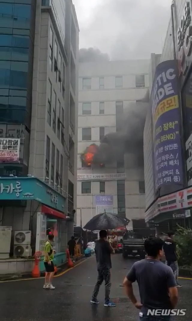 【대전=뉴시스】조명휘 기자 = 9일 오후 대전 서구 둔산동의 한 건물에서 불이 나고 있다. 2019.09.09. (사진= 독자 제공) photo@newsis.com 