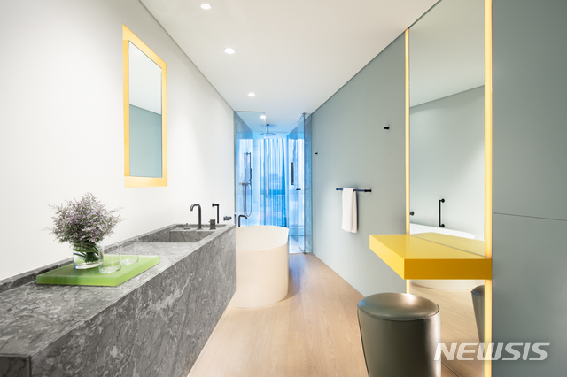 【서울=뉴시스】안다즈 서울 강남 '킹 베드 딜럭스 룸' 내 욕실