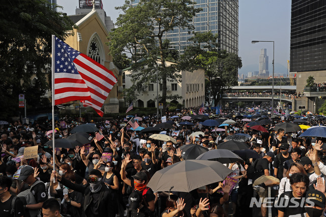 【홍콩=AP/뉴시스】 8일(현지시간) 홍콩 센트럴 차터가든 공원에 수천명의 홍콩 시민들이 몰려나왔다. 이날 시민들은 미국 의회에 '홍콩 인권과 민주주의 법안' 통과를 촉구하며 성조기를 들고 나왔다. 2019.9.9.