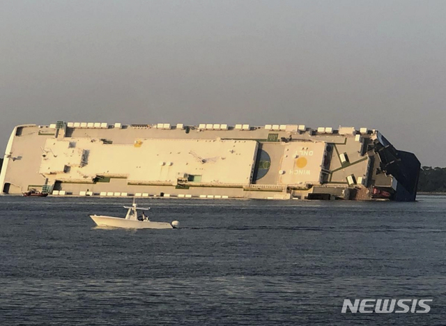 【브런즈웍=AP/뉴시스】8일(현지시간) 미 조지아주 브런즈웍항 인근 해상에서 현대글로비스 소속 대형 자동차 운반선(PCC) '골든 레이' 호가 전도돼 옆으로 누워 있다.&nbsp; 이 선박에 승선한 24명 중 한국인 포함 20명이 대피하거나 구조됐으며 기관실에 있는 것으로 알려진 나머지 한국인 4명에 대해서 구조 작업이 진행 중이다. 2019.09.09. 