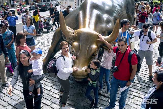 뉴욕 월가 상징 '황소상' 뉴욕증권거래소 부근으로 옮긴다