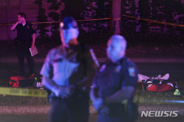 【리치필드=AP/뉴시스】7일(현지시간) 미국 미네소타주 리치필드에서 경찰이 브라이언 퀴노네스의 시신 근처에 서있다. 퀴노네스는 경찰과의 대치 과정에서 칼을 든 채 하차했다가 경찰이 쏜 총에 맞아 숨졌다. 2019.09.09.