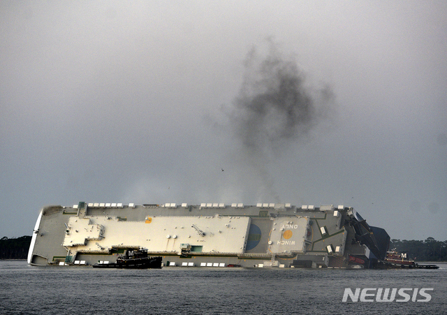 【조지아=AP/뉴시스】미국 남동부 조지아주 해안에서 전도된 현대글로비스 소속 차량운반선 골든레이(Golden Ray) 호(號)가 8일(현지시간) 연기를 뿜어내고 있다. 2019.9.9. 
