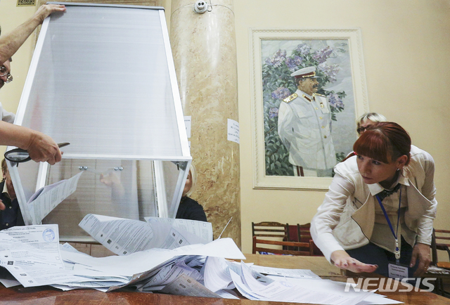 【볼고그라드(러시아)=AP/뉴시스】8일 러시아에서 지방선거가 치러진 가운데 러시아 볼고그라드의 한 개표소에서 선거관리위원회 직원들이 개표를 시작하고 있다. 당선이 유력한 무소속 후보 10여명의 출마가 금지돼 관심의 초점이 됐던 모스크바 시의회 선거에서는 야당 지도자 알렉세이 나발니의 지지를 받은 야권 후보들이 45석 중 20석을 차지하면서 세력을 크게 확대했다. 2019.9.9