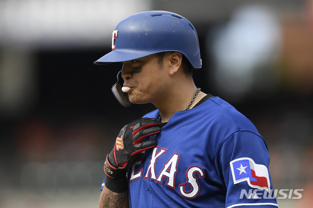 【볼티모어=AP/뉴시스】텍사스 레인저스의 추신수가 8일(현지시간) 미 메릴랜드주 볼티모어의 오리올파크에서 열린 2019 메이저리그 볼티모어 오리올스와의 경기에서 6회 1타점 내야안타를 치고 1루에 나가 풍선껌을 불고 있다. 2019.09.09. 
