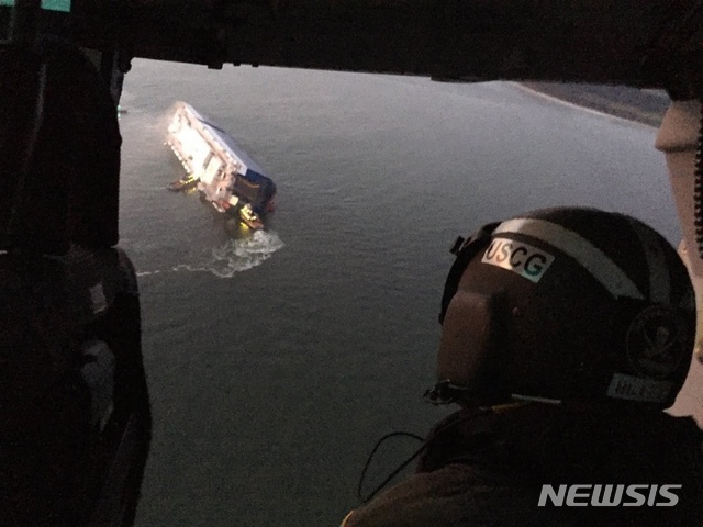 【서울=뉴시스】 8일 미국 남동부 해상에서 현대 글로비스 소속 대형 자동차 운반선 '골든레이'호가 전도된 모습. 2019.09.09(사진=미 해안경비대 트위터 캡쳐) photo@newsis.com