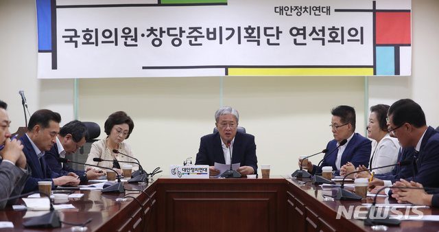 【서울=뉴시스】고승민 기자 = 9일 서울 여의도 국회 의원회관에서 열린 대안정치연대 창당준비기획단 연석회의에서 유성엽 단장이 모두발언하고 있다. 2019.09.09. kkssmm99@newsis.com