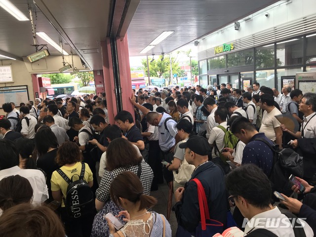 【요코하마=AP/뉴시스】지난 9월9일 출근 시간 일본 요코하마역을 가득 메운 승객들. 올해 일본에서 태어난 신생아 수가 86만4000명으로 지난해보다 5.92% 감소한 것으로 추계됐다고 후생노동성이 24일 발표한 인구동태 추계에서 나타났다. 연간 출생한 신생아 수가 90만명을 밑돈 것은 1899년 통계 작성 이후 처음이다. 2019.12.24