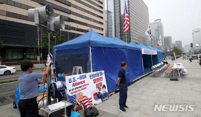 【서울=뉴시스】 고범준 기자 = 9일 오전 서울 종로구 광화문광장에 우리공화당 천막 3개동이 설치되어 있다. 지난달 5일 제8호 태풍 '프란시스코' 북상 당시 피해를 우려해 천막 2개동을 철거한 지 한 달여 만이다. 우리공화당측은 조국 법무부 장관 후보자에 대한 반대의 의미로 천막을 설치했다고 밝혔다. 2019.09.09. bjko@newsis.com