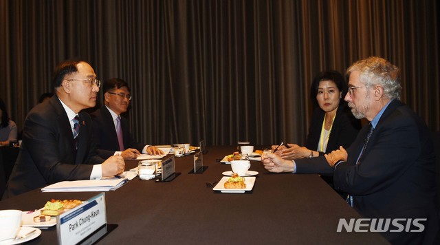 【서울=뉴시스】홍남기 부총리 겸 기획재정부 장관이 9일 서울 여의도 콘래드호텔에서 2019 경제발전경험공유시업(KSP) 성과공유 컨퍼런스 참석차 방한중인 폴 크루그먼 교수와 면담을 하고 있다. 2019.09.09. (사진=기획재정부 제공) photo@newsis.com