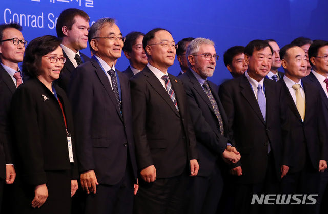 【서울=뉴시스】이영환 기자 = 홍남기 경제부총리 겸 기획재정부 장관과 2008년 노벨 경제학상 수상자인 폴 크루그먼 뉴욕시립대학교 교수, 최정표 한국개발연구원장 등이 9일 오전 서울 영등포구 콘래드호텔에서 열린 '2019 경제발전경험공유사업(KSP) 성과공유 컨퍼런스'에 참석해 기념촬영을 하고 있다. 2019.09.09. 20hwan@newsis.com