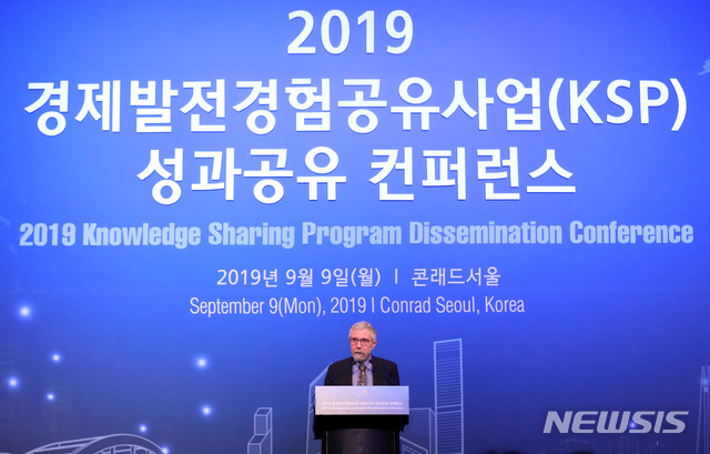 【서울=뉴시스】이영환 기자 = 2008년 노벨 경제학상 수상자인 폴 크루그먼 뉴욕시립대학교 교수가 9일 오전 서울 영등포구 콘래드호텔에서 열린 '2019 경제발전경험공유사업(KSP) 성과공유 컨퍼런스'에 참석해 기조연설을 하고 있다. 2019.09.09. 20hwan@newsis.com