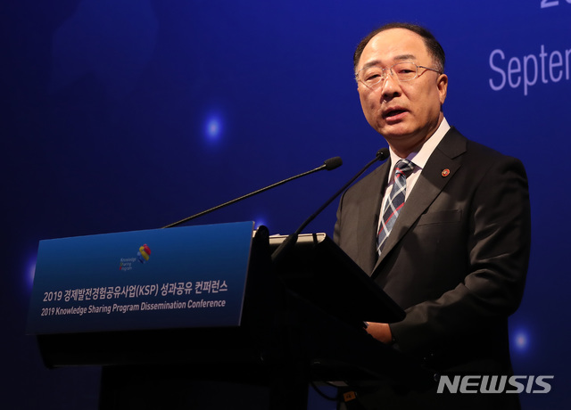 【서울=뉴시스】이영환 기자 = 홍남기 경제부총리 겸 기획재정부 장관. 2019.09.09. 20hwan@newsis.com