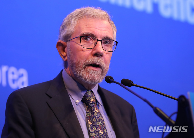 【서울=뉴시스】이영환 기자 = 2008년 노벨 경제학상 수상자인 폴 크루그먼 뉴욕시립대학교 교수가 9일 오전 서울 영등포구 콘래드호텔에서 열린 '2019 경제발전경험공유사업(KSP) 성과공유 컨퍼런스'에 참석해 기조연설을 하고 있다. 2019.09.09.&nbsp; 20hwan@newsis.com