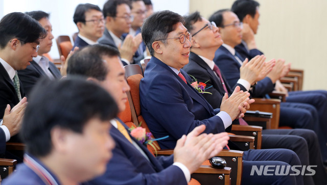 【서울=뉴시스】박주성 기자 = 박재식(앞에서 세번째) 저축은행중앙회장이 9일 오전 서울 마포구 신용보증재단 지하 1층 대강당에서 열린 저축은행 디지털뱅캉 'SB톡톡 플러스' 오픈 기념식에서 내빈들 축사를 들으며 박수를 치고 있다. 2019.09.09. park7691@newsis.com