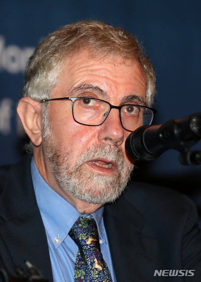 [서울=뉴시스]노벨경제학상 수상자인 폴 크루그먼 뉴욕시립대 교수가 지난 지난해 9월9일 서울 영등포구 콘래드호텔에서 열린 '2019 경제발전경험공유사업(KSP) 성과공유 컨퍼런스'에 참석해 기조연설을 마친 후 기자간담회를 하고 있다. 2020.11.5.