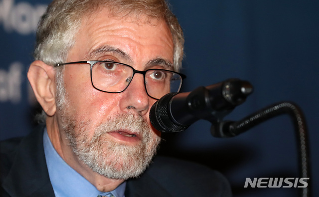 【서울=뉴시스】이영환 기자 = 2008년 노벨경제학상 수상자인 폴 크루그먼 뉴욕시립대 교수가 9일 오전 서울 영등포구 콘래드호텔에서 열린 '2019 경제발전경험공유사업(KSP) 성과공유 컨퍼런스'에 참석해 기조연설을 마친 후 기자간담회를 하고 있다. 2019.09.09. 20hwan@newsis.com