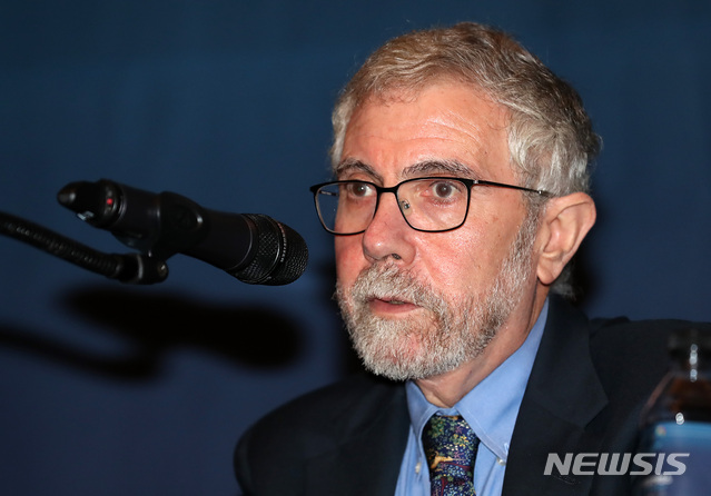 【서울=뉴시스】이영환 기자 = 2008년 노벨경제학상 수상자인 폴 크루그먼 뉴욕시립대 교수가 9일 오전 서울 영등포구 콘래드호텔에서 열린 '2019 경제발전경험공유사업(KSP) 성과공유 컨퍼런스'에 참석해 기조연설을 마친 후 기자간담회를 하고 있다. 2019.09.09. 20hwan@newsis.com