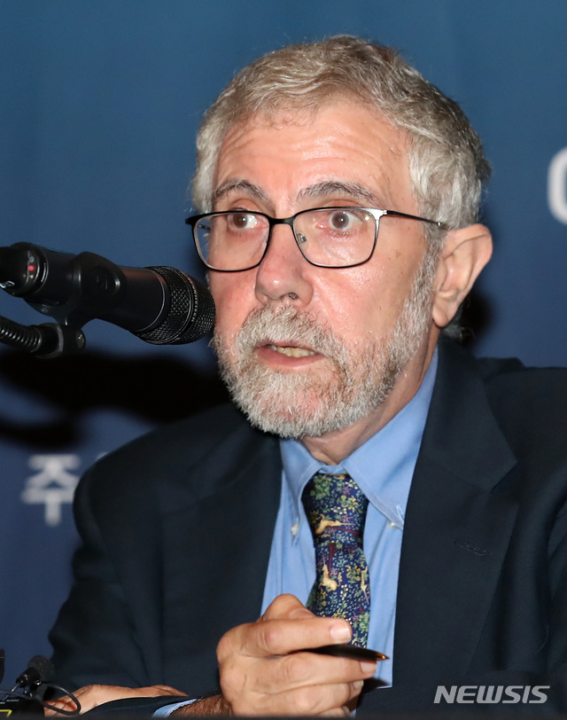 【서울=뉴시스】이영환 기자 = 2008년 노벨경제학상 수상자인 폴 크루그먼 뉴욕시립대 교수가 9일 오전 서울 영등포구 콘래드호텔에서 열린 '2019 경제발전경험공유사업(KSP) 성과공유 컨퍼런스'에 참석해 기조연설을 마친 후 기자간담회를 하고 있다. 2019.09.09. 20hwan@newsis.com