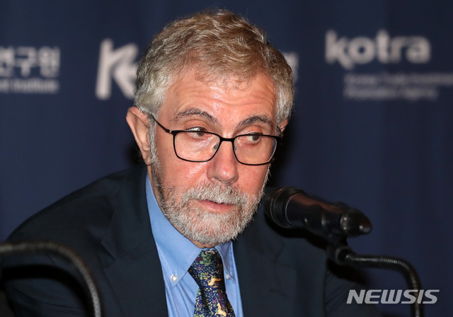 【서울=뉴시스】이영환 기자 = 2008년 노벨경제학상 수상자인 폴 크루그먼 뉴욕시립대 교수가 9일 오전 서울 영등포구 콘래드호텔에서 열린 '2019 경제발전경험공유사업(KSP) 성과공유 컨퍼런스'에 참석해 기자간담회를 갖고 기자의 질문에 답하고 있다. 2019.09.09. 20hwan@newsis.com