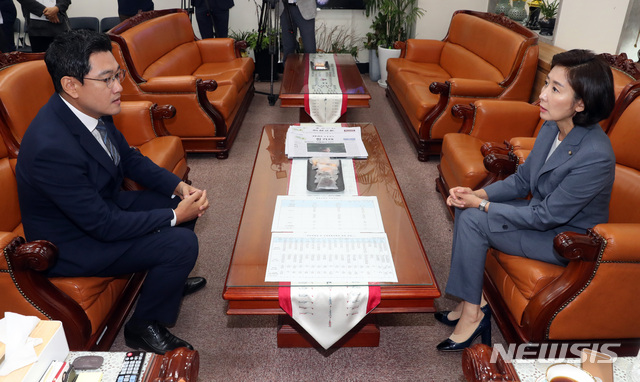 【서울=뉴시스】 박영태 기자 = 자유한국당 나경원 원내대표와 바른미래당 오신환 원내대표가 9일 오전 서울 여의도 국회에서 자유한국당 원내대표실에서 회동을 하고 있다. 2019.09.09. since1999@newsis.com